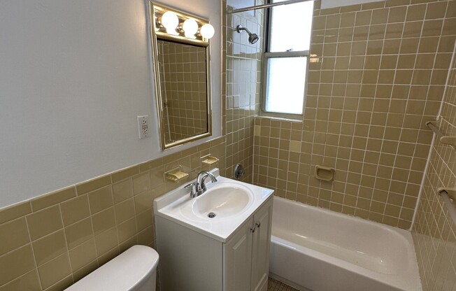 2 beds, 1 bath, $3,100, Unit 6