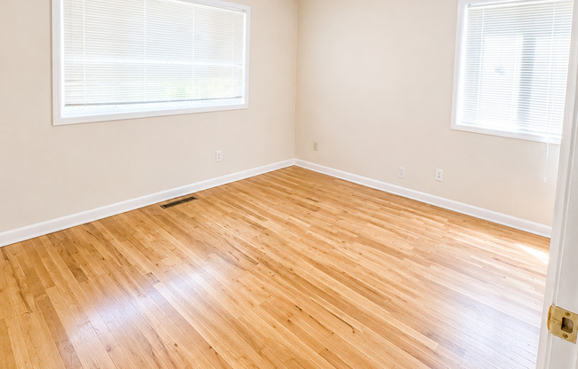 Large 4 Bed, 2 Bath House - 2 Car Garage - Fenced Yard