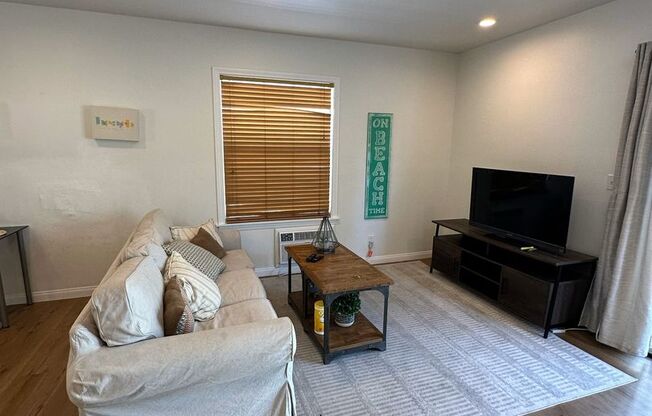 Fully Furnished Studio in the heart of Los Angeles, CA with Washer and Dryer! Short term rentals welcomed!