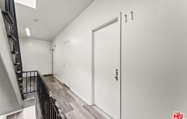 842 W 83 ST