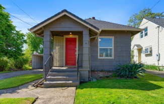 Charming 1 bed, 1 bath home with a large yard in historic Piedmont!