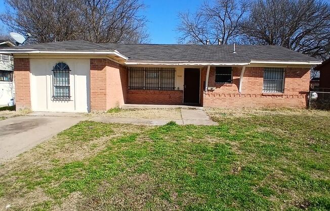 4 Bedrooms, 2 Bathrooms Near Camp Wisdom & S. Polk