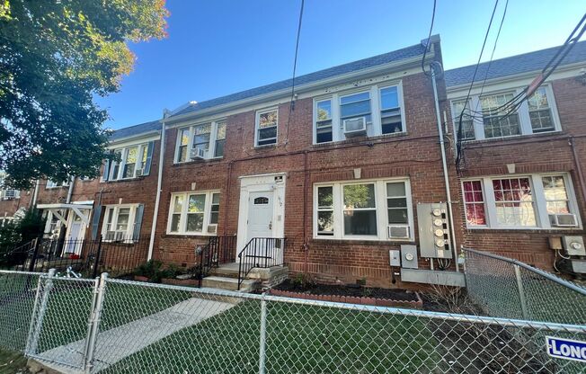 Newly Renovated 1 BR + Den/1 BA Apartment in Fairlawn!