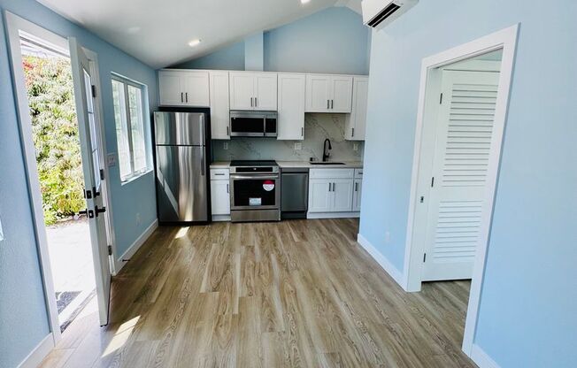 Gorgeous 1 Bedroom ADU with Laundry and private Patio/Garden