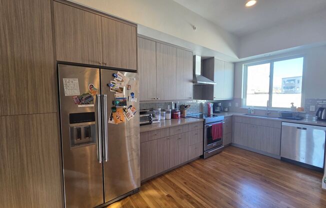 Move In Special! $100 Off of First 6 Months Rent! Bright, open 2BR with views, garage, more! (28th)