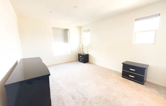 ROOM FOR RENT W/ PRIVATE BATHROOM IN A BIG AND BEAUTIFUL HOME IN MENIFEE!