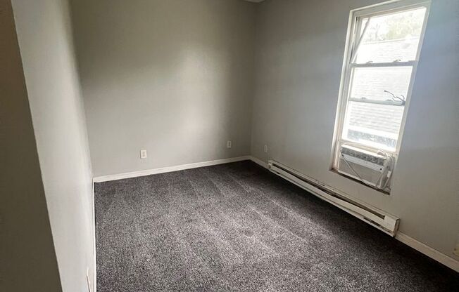 2 beds, 1 bath, $1,100