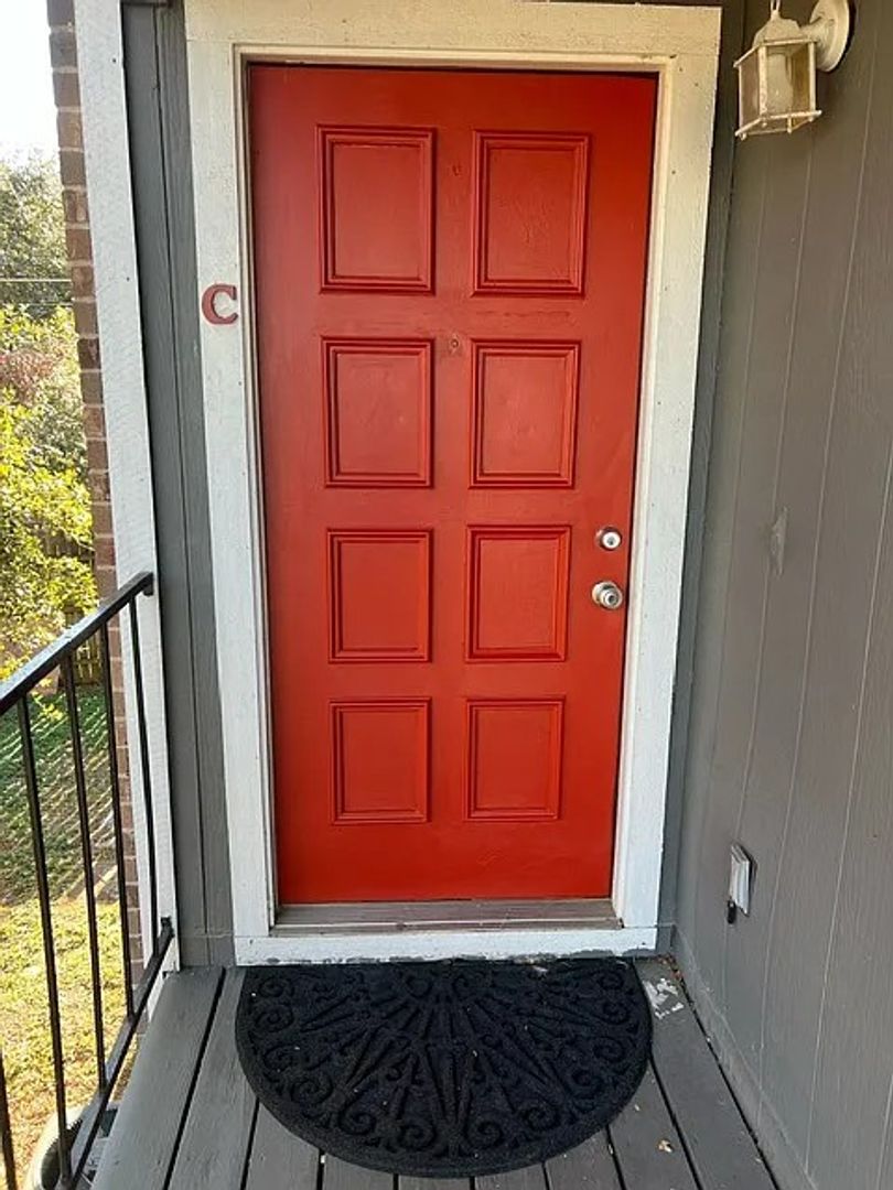 Walking Distance to the Domain / 15 minutes to Downtown / 2 bedroom & 2 baths
