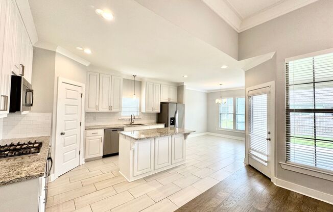 Warm Elegance in The Willows - 4Bedroom 2Bath Family Haven
