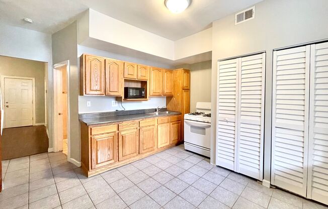 2 beds, 1 bath, 950 sqft, $1,600, Unit Unit 1R