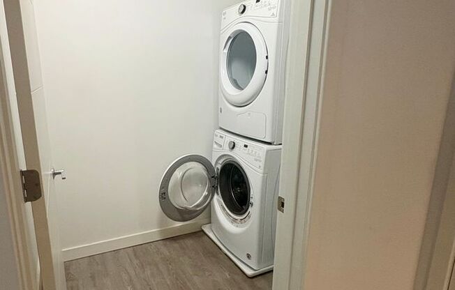 1 bed, 1 bath, 781 sqft, $2,565, Unit 323