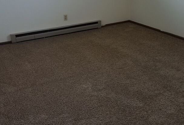 2 beds, 1 bath, $855, Unit 01