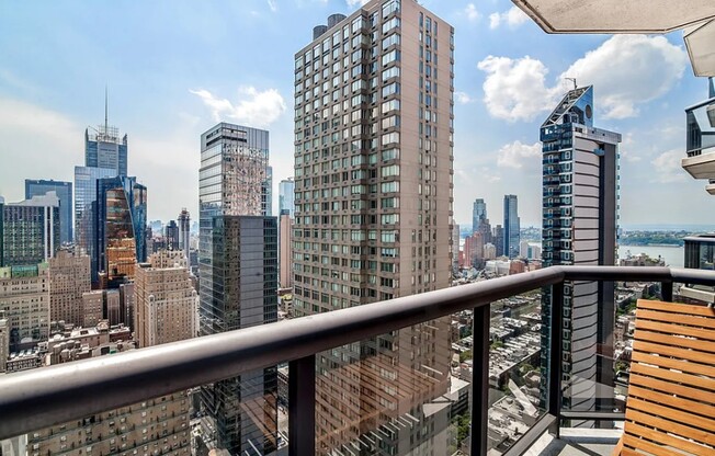 251 W 48 ST