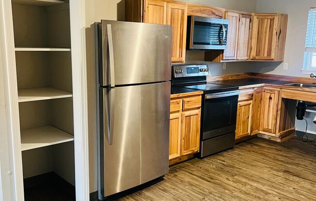 2 beds, 1 bath, 888 sqft, $1,580, Unit 612