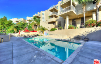 2222 BEACHWOOD DR