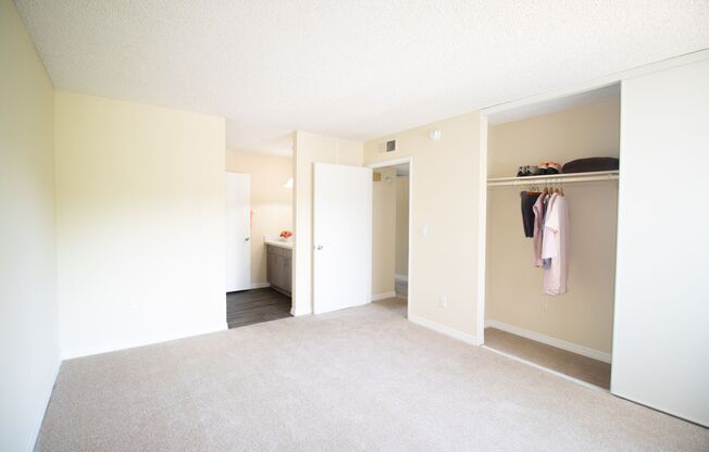 2 beds, 2 baths, 810 sqft, $2,875, Unit F-7