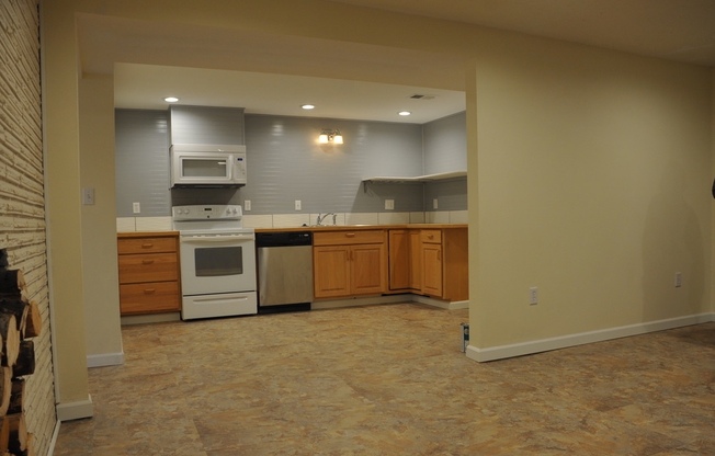 Basement Apartment, 2 bed 1 bath close to Food Trucks on Best