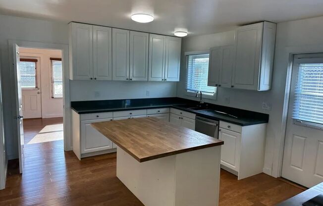 3 beds, 2 baths, 1,250 sqft, $3,995