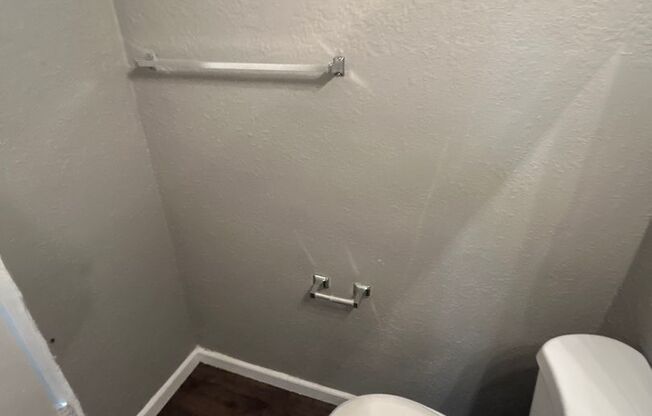 2 beds, 1 bath, 750 sqft, $1,170, Unit B12 1045 17