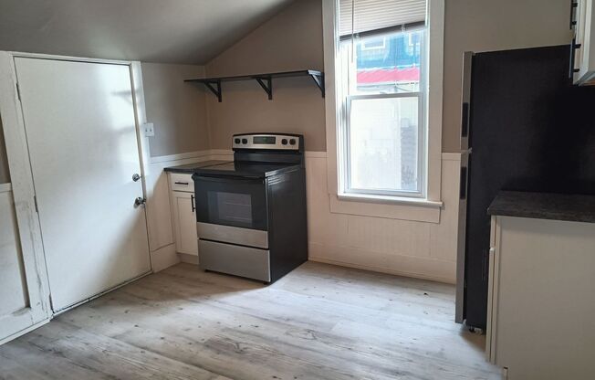 2 beds, 1 bath, $1,495, Unit lower