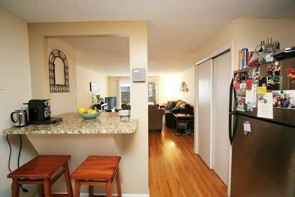 2 beds, 1 bath, 890 sqft, $3,100, Unit 14