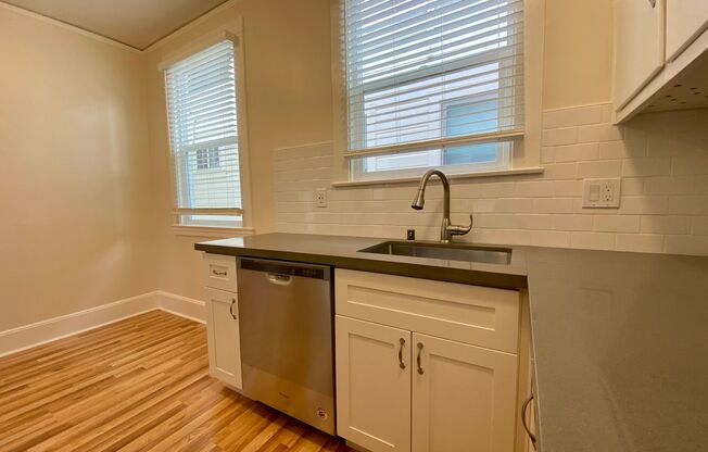 Spacious, Renovated, TOP Floor 1BR. DISHWASHER! LAUNDRY ON-SITE!