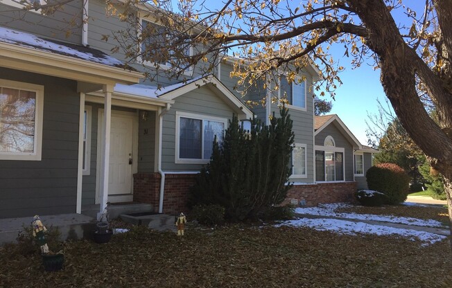 **MOVE IN SPECIAL!! 1/2 OFF YOUR FIRST MONTHS RENT!**  Charming 2 bedroom townhome in Longmont