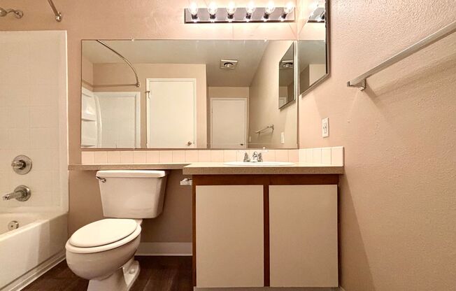 2 beds, 1 bath, 880 sqft, $1,625, Unit 1021