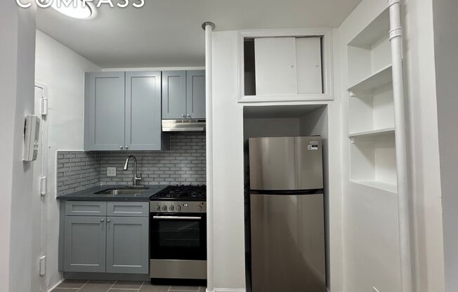 451 W 44 ST
