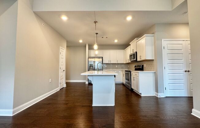 2 Bed, 2 Bath Condo on Top Floor w/ Elevator Close to Downtown Franklin