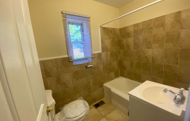 2 beds, 1 bath, $1,075, Unit 2505A