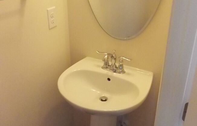 Convenient 3 Bed, 2.5 Bath Townhome near Uptown