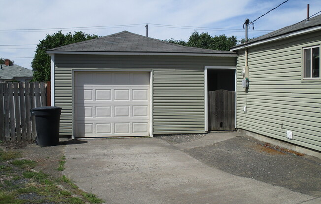 Cozy Eastgate Home - Yard Care Included!