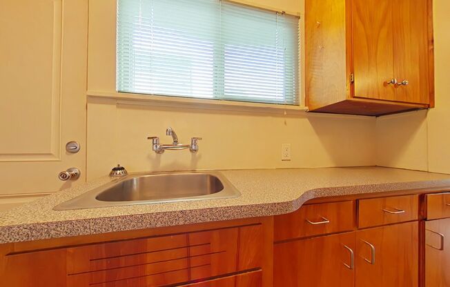 1 Bedroom Duplex ~ Close to Campus ~ Small Pet Friendly