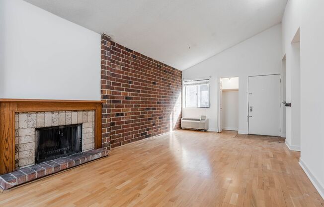 Lincoln Park - 1 Bed / 1 Bath - Fireplace - Dog Friendly