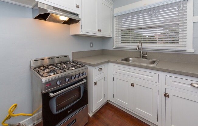 $1,595 - All utilities Included!! Spacious Studio in Downtown Long beach 2 blocks from Beach!!!