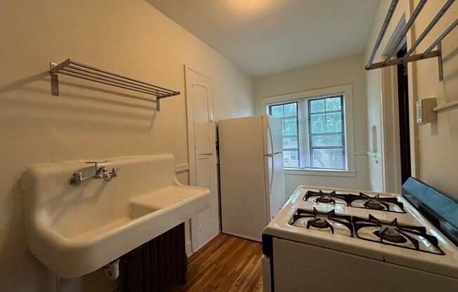 1 bed, 1 bath, 570 sqft, $979, Unit 202