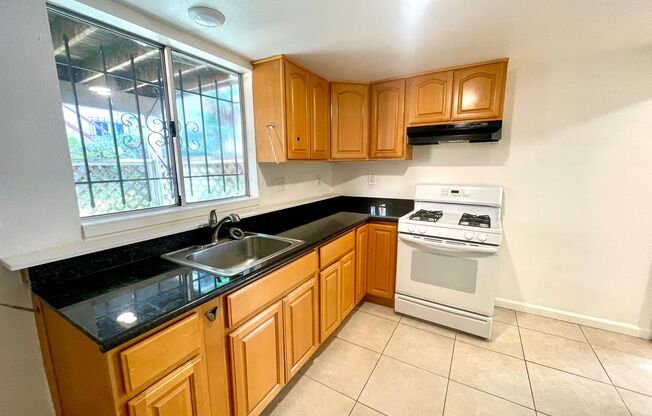1083-1085 67th St, Oakland, CA 94608