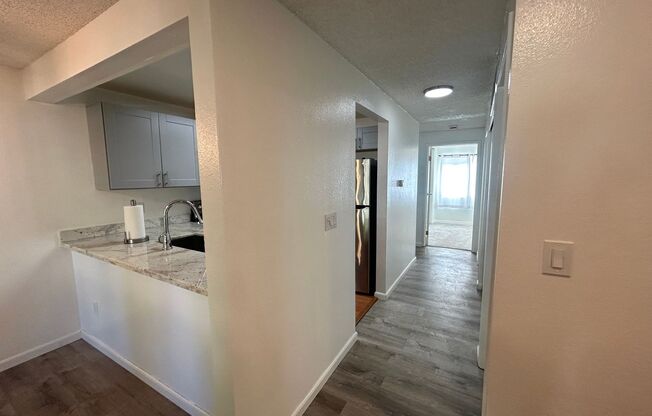 One Bedroom Condo ~ Easy 405 Access ~ Walk to Totem Lake Village