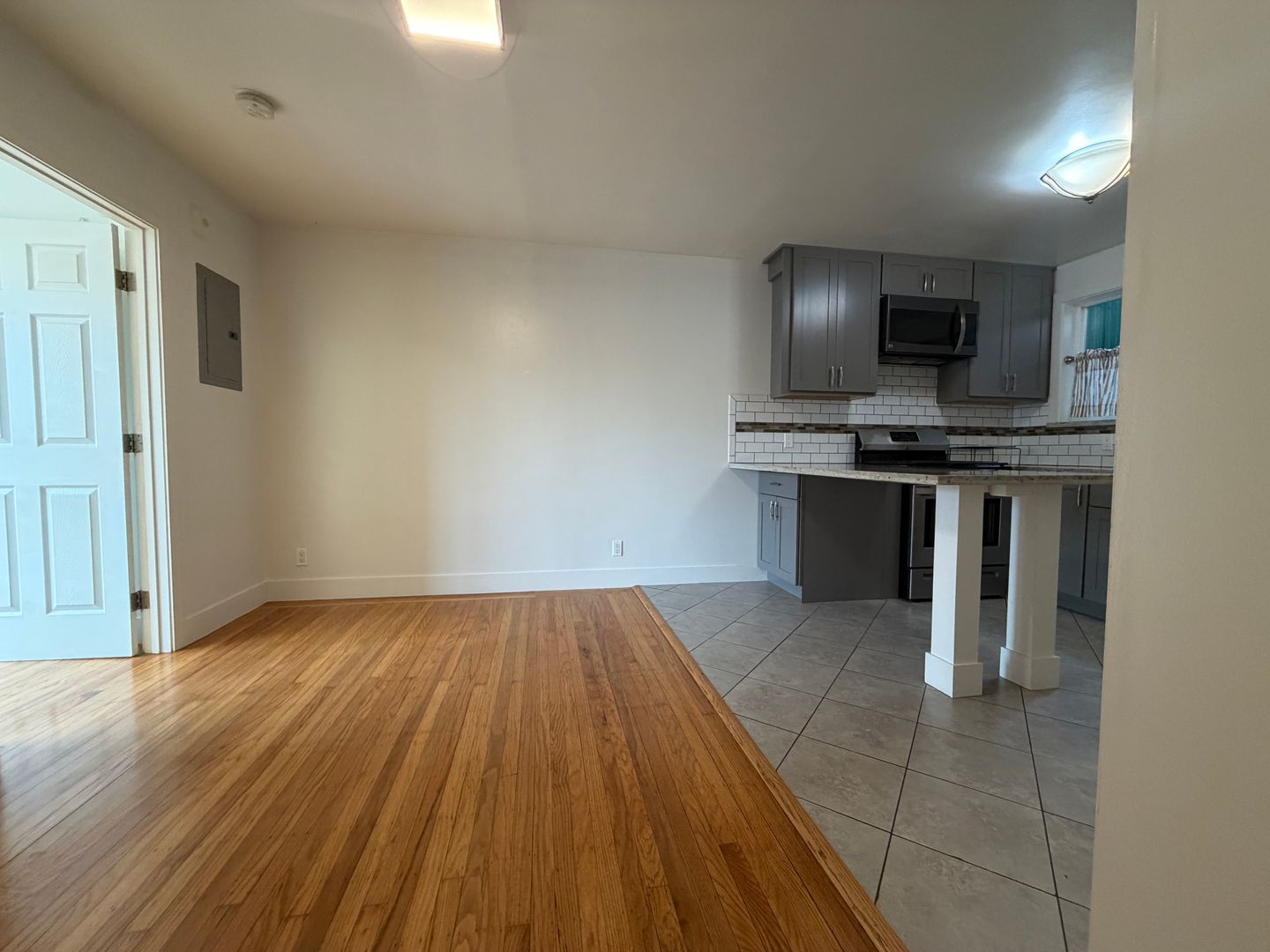 5211 Mission St