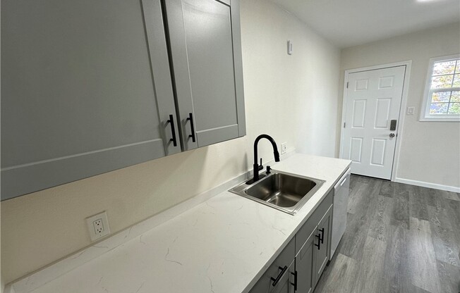 1 bed, 1 bath, 685 sqft, $2,300