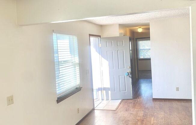 2 beds, 1 bath, 975 sqft, $895, Unit 2