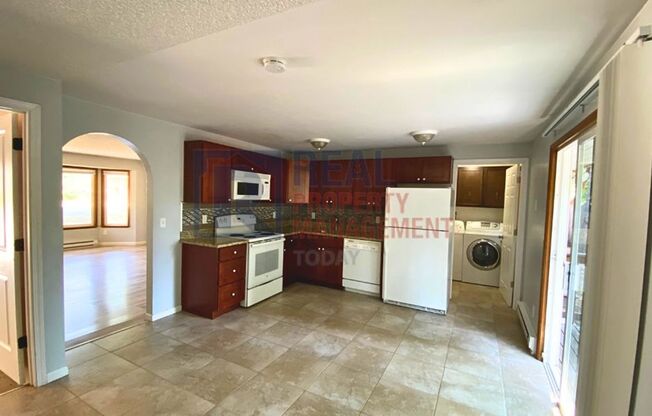 8220 8222 143 SAINT CT NW