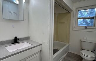 1 bed, 1 bath, $1,050, Unit C