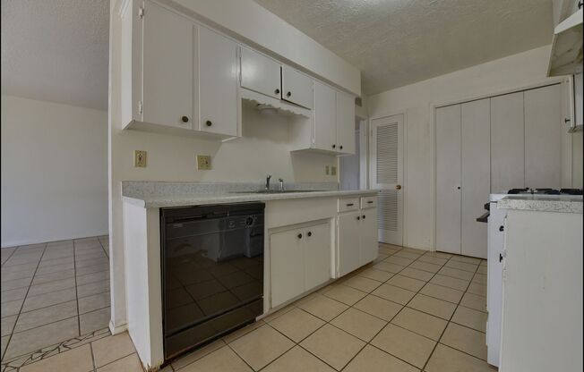 2 beds, 1 bath, $1,350, Unit # #A