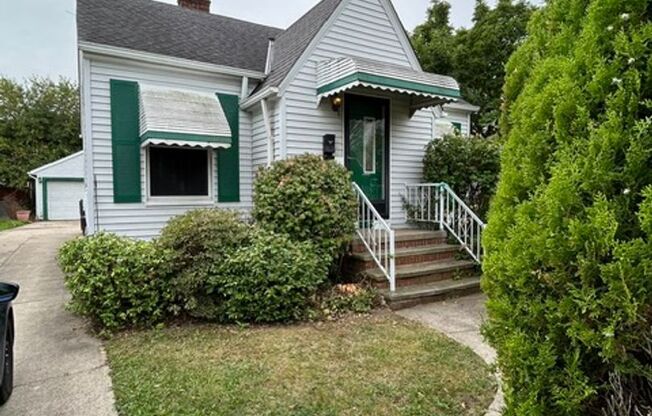 2 Bed - 2 Bath - Single Family Home/ Large Fenced-in Yard, Cleveland