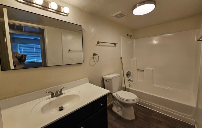 2 beds, 1 bath, 880 sqft, $1,100, Unit 211