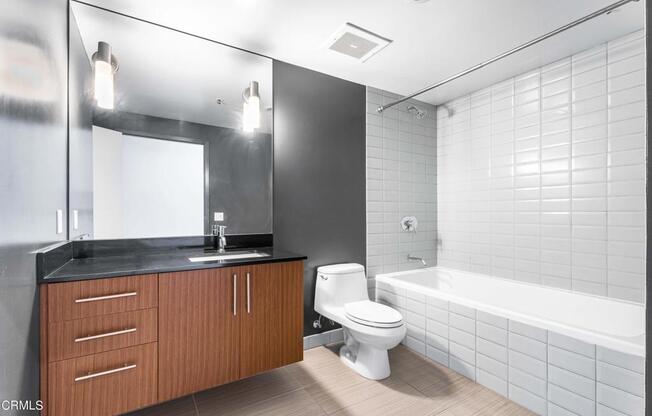 1 bed, 1 bath, 950 sqft, $3,600, Unit 325