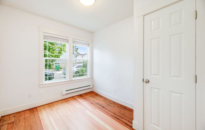 Amazing 3bed/1bath Fourplex with Private Backyard!