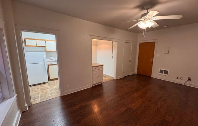 2 beds, 1 bath, 750 sqft, $1,100, Unit 9